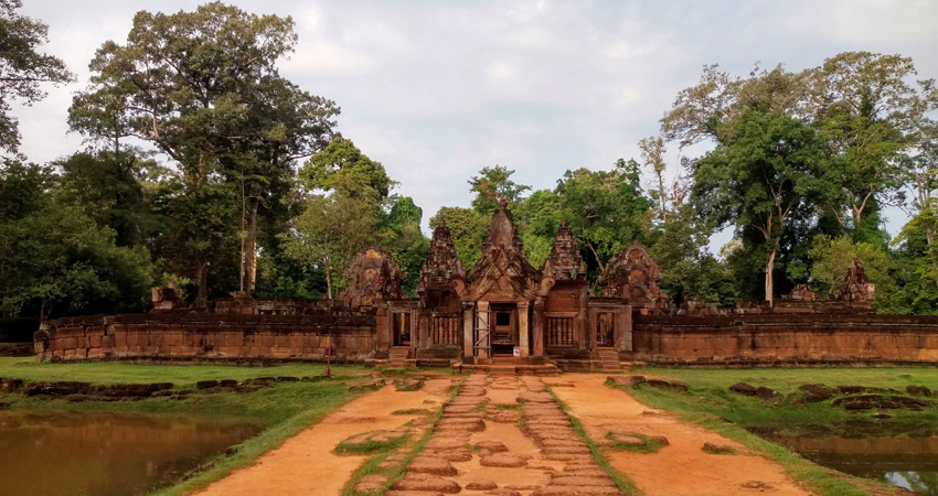 Angkor Wat and Banteay Srei private day tour