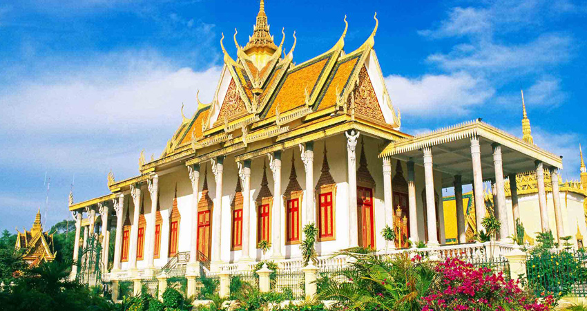 Siem Reap and Phnom Penh Highlights in 5 days from Angkor Wat