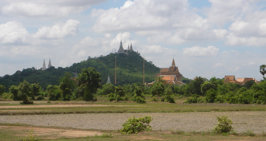 Full-day Private Oudong Tour and Tonle Sap River Cruise from Phnom Penh