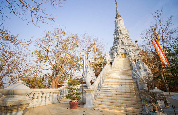 Full-day Private Oudong Tour and Tonle Sap River Cruise from Phnom Penh